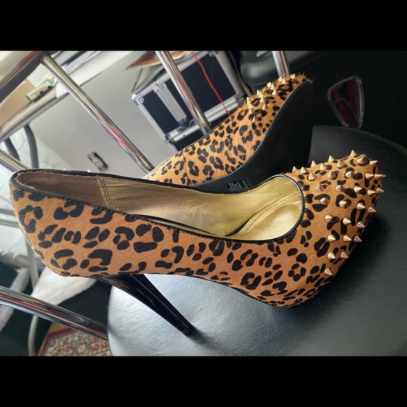 Leopard print 4 “ platform spike front stilettos. - Picture 4 of 6
